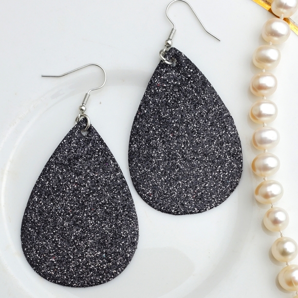 💫5/$25 Black Glitter Teardrop Earrings - Picture 1 of 2